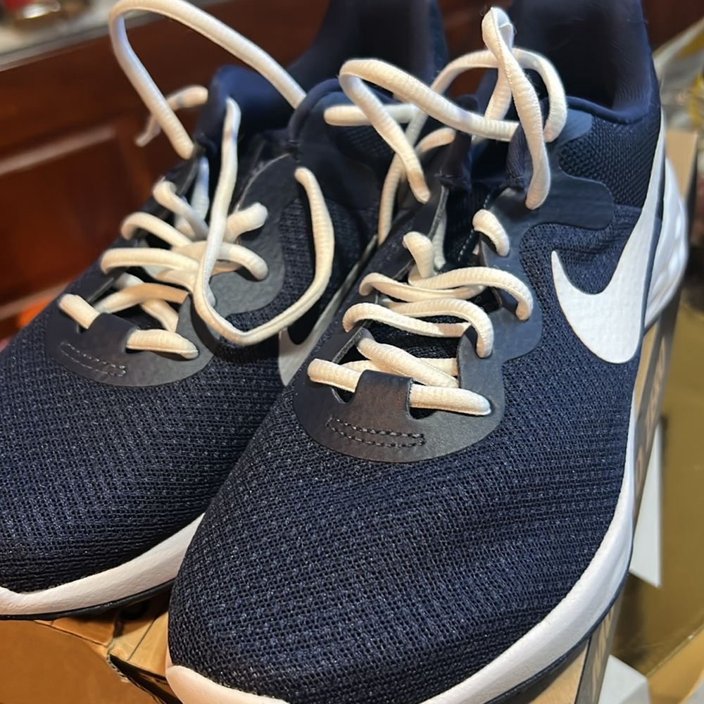 Nike Revolution men’s size 8- never worn